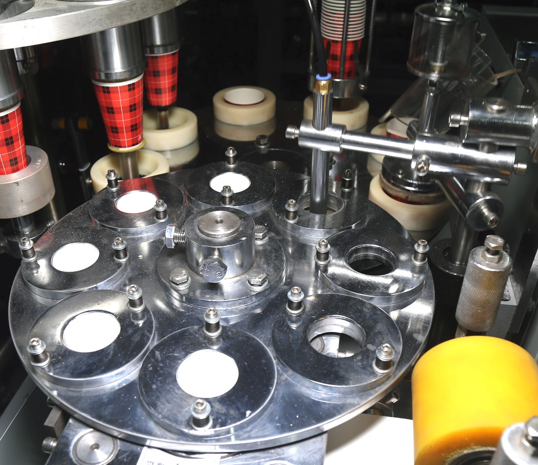 Станок для производства одноразовых стаканов. Станок для изготовления стаканчиков для кофе. Оборудование для производства бумажных стаканов. Станок по производству бумажных стаканчиков. Станок для производства стаканчиков.