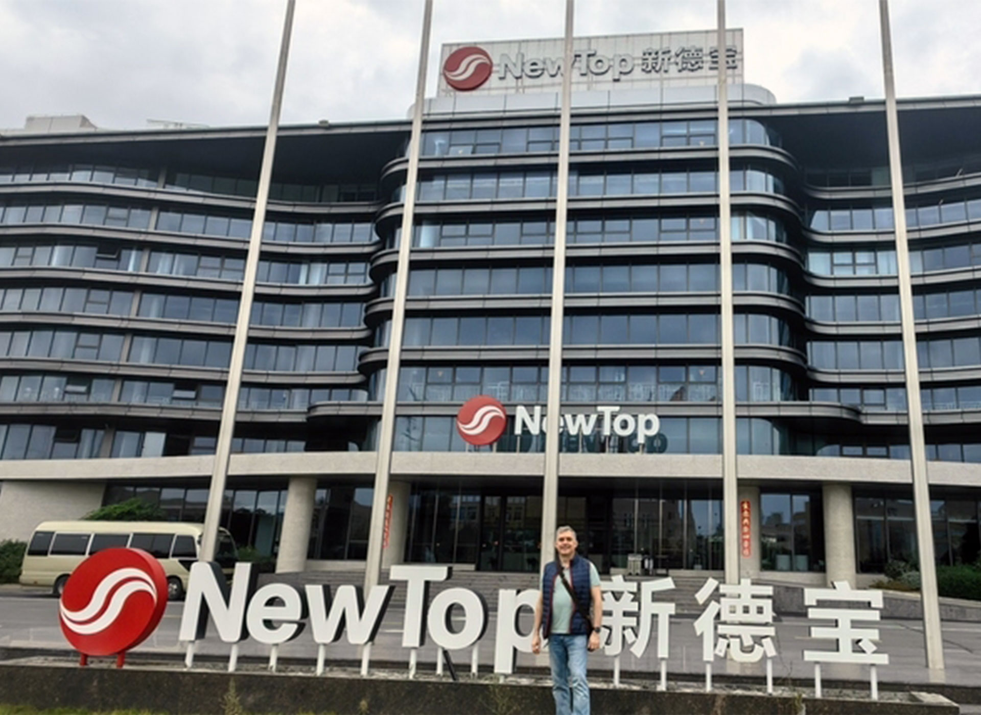 Инженеры JINGMODA на заводе Debao NewTop - обучение работе на станках для производства бумажных стаканов